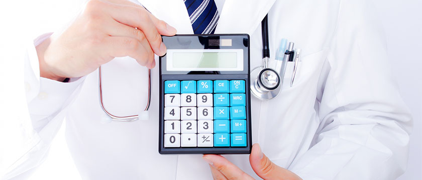 電卓を持つ医師